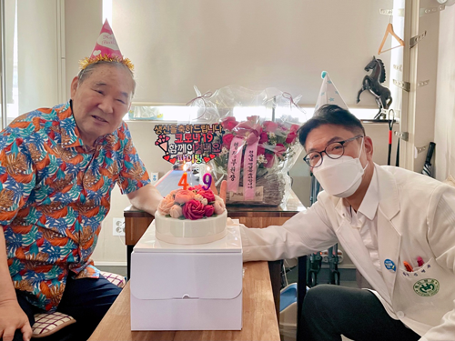 부친(김상태 이사장)의 축하를 받는 김병관 병원장