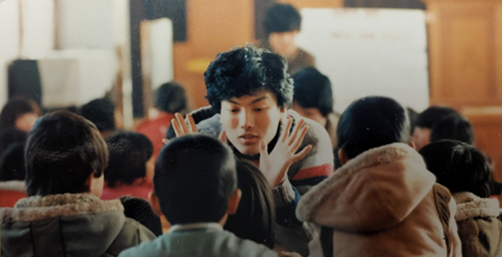 진료봉사때 아이들 성경공부 가르치기